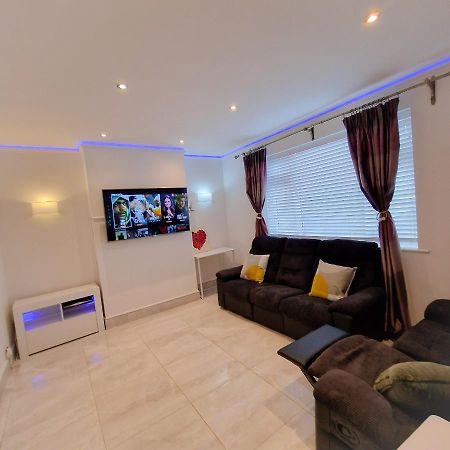 Delightful & Spacious Guest House In Farnworth Near Bolton Hospital Zewnętrze zdjęcie