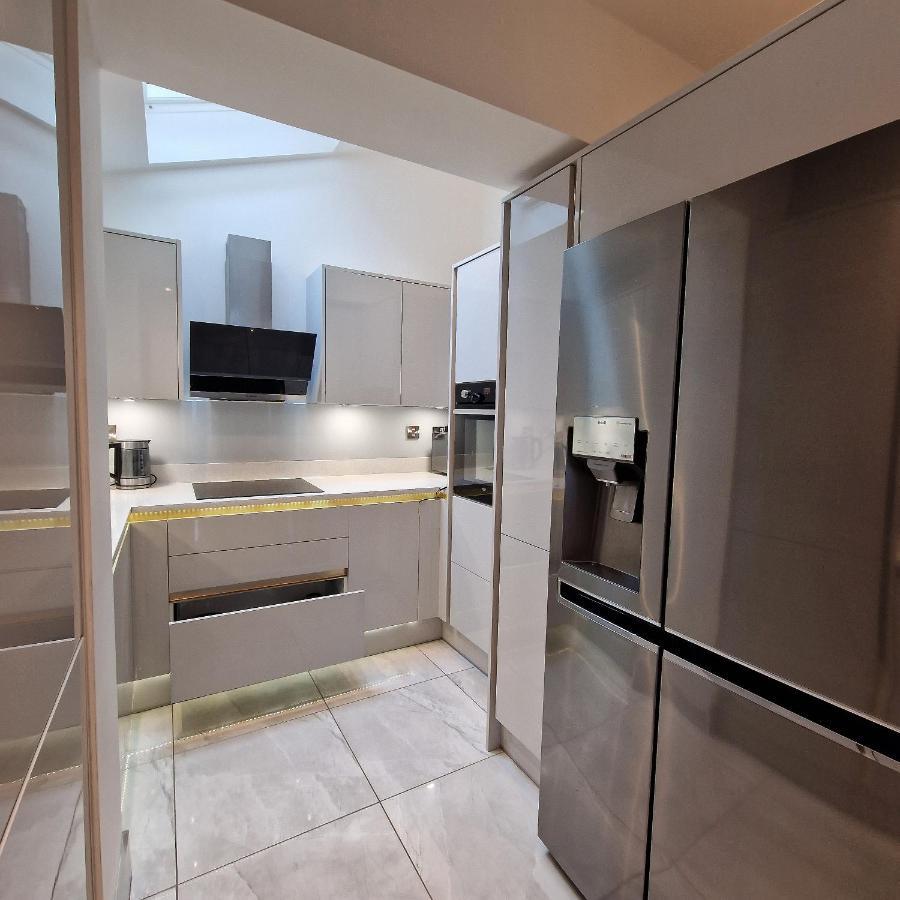 Delightful & Spacious Guest House In Farnworth Near Bolton Hospital Zewnętrze zdjęcie