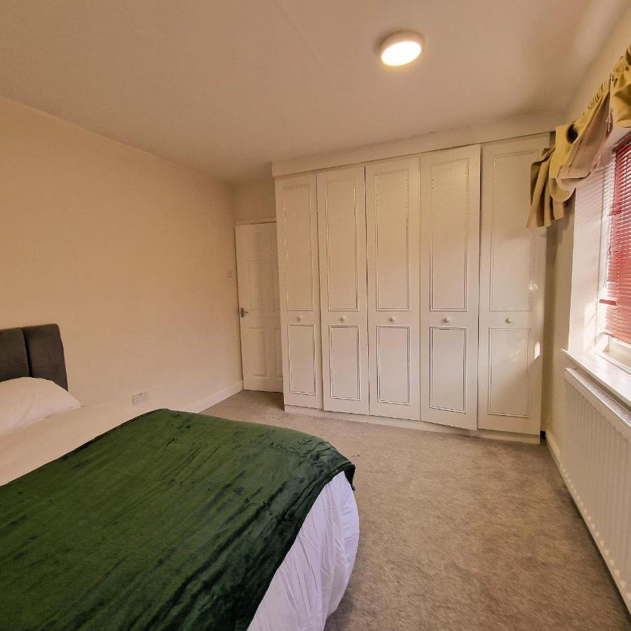 Delightful & Spacious Guest House In Farnworth Near Bolton Hospital Zewnętrze zdjęcie