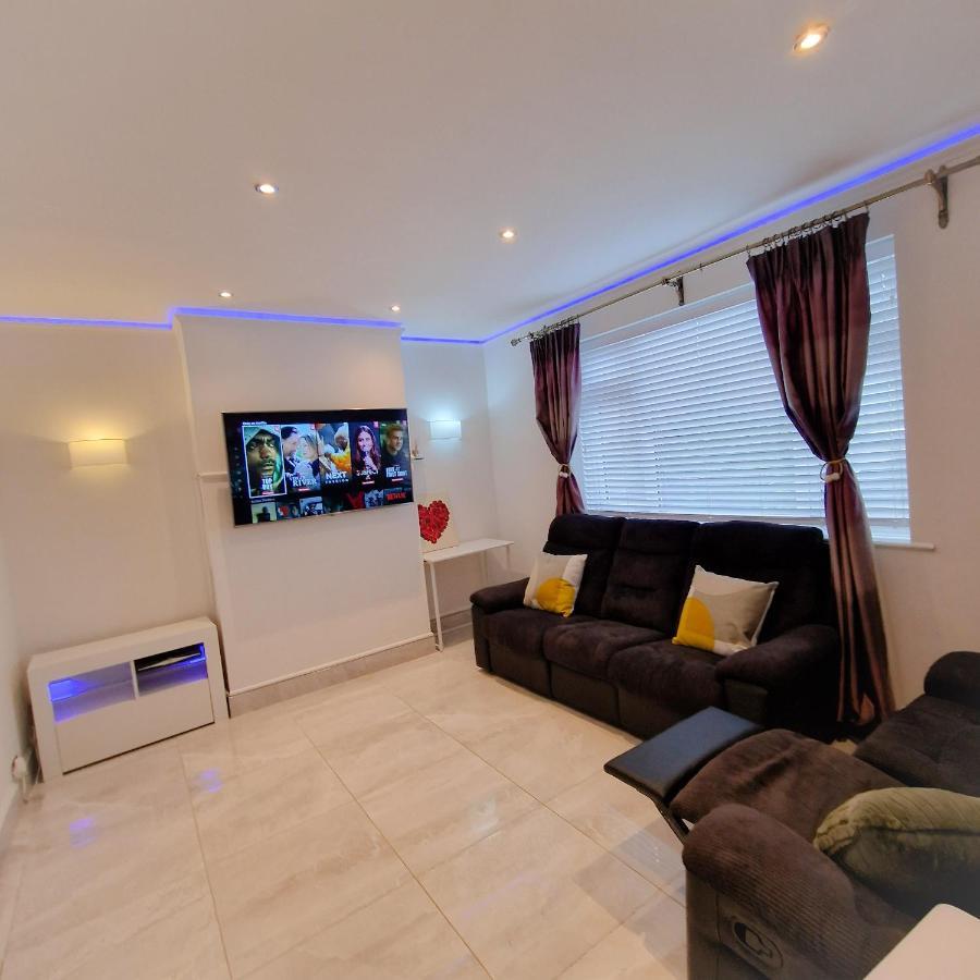 Delightful & Spacious Guest House In Farnworth Near Bolton Hospital Zewnętrze zdjęcie
