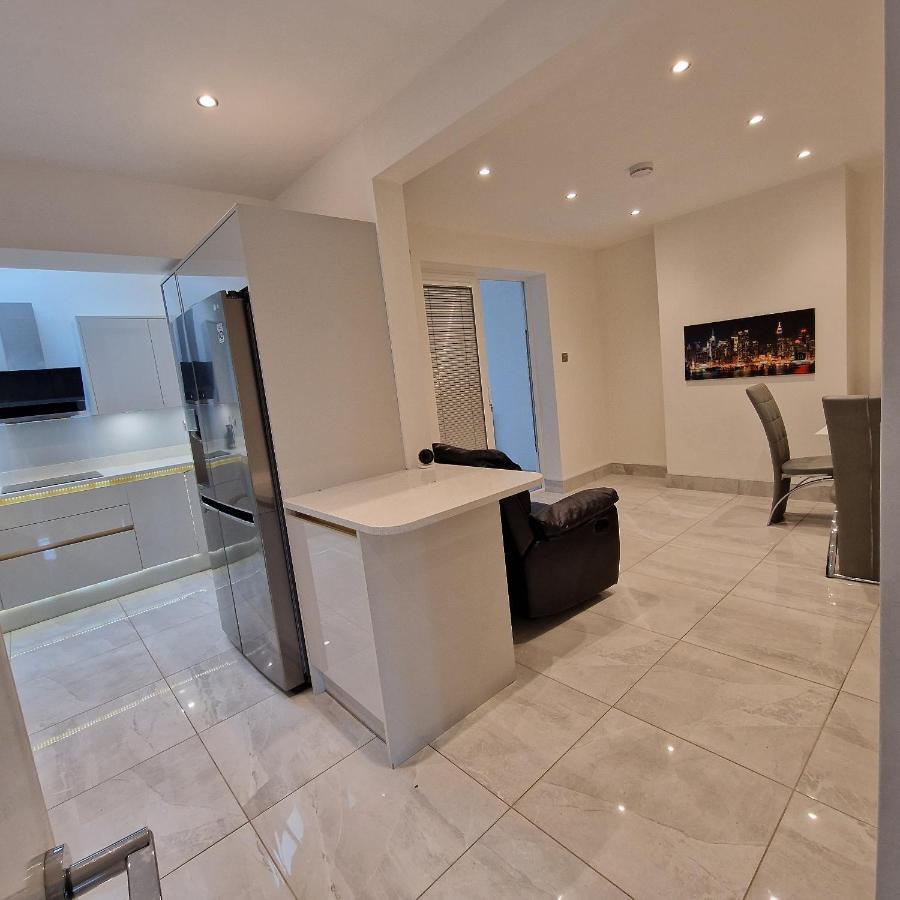 Delightful & Spacious Guest House In Farnworth Near Bolton Hospital Zewnętrze zdjęcie