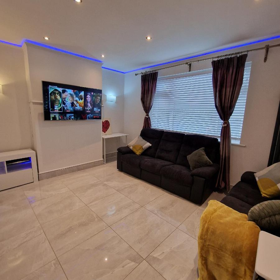Delightful & Spacious Guest House In Farnworth Near Bolton Hospital Zewnętrze zdjęcie
