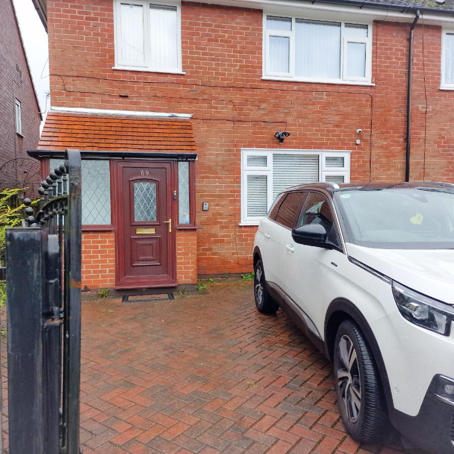 Delightful & Spacious Guest House In Farnworth Near Bolton Hospital Zewnętrze zdjęcie
