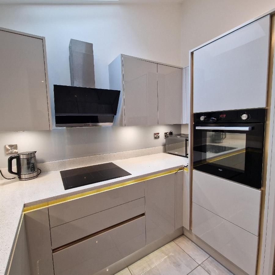 Delightful & Spacious Guest House In Farnworth Near Bolton Hospital Zewnętrze zdjęcie