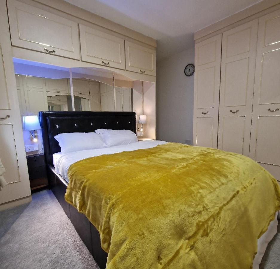 Delightful & Spacious Guest House In Farnworth Near Bolton Hospital Zewnętrze zdjęcie