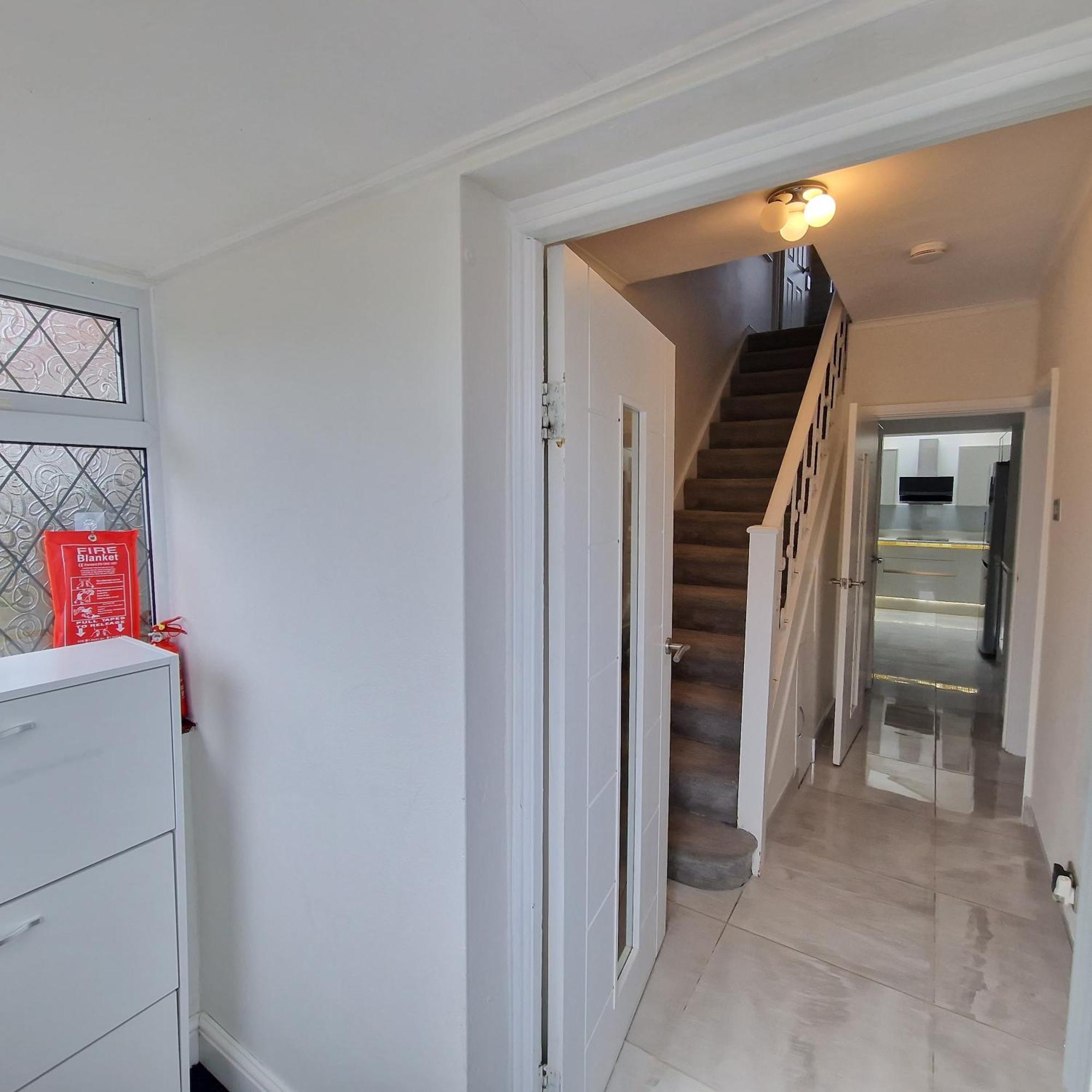 Delightful & Spacious Guest House In Farnworth Near Bolton Hospital Zewnętrze zdjęcie